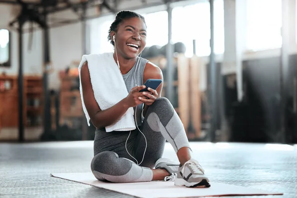 Telefone Fones Ouvido Mulher Negra Engraçada Ginásio Para Fitness Esportes — Fotografia de Stock