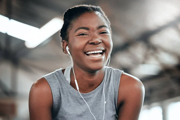 Ευτυχισμένη Πορτρέτο Μαύρη Γυναίκα Ακουστικά Στο Γυμναστήριο Για Προπόνηση Άσκηση — Φωτογραφία Αρχείου
