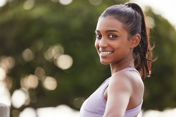 Kadın Parkta Egzersiz Için Bekleyen Hintli Bir Kadının Gülümseme Portresi — Stok fotoğraf