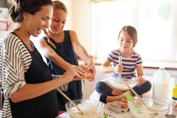 Mamma Famiglia Felice Bambini Che Cucinano Cucina Con Fratelli Imparando — Foto Stock