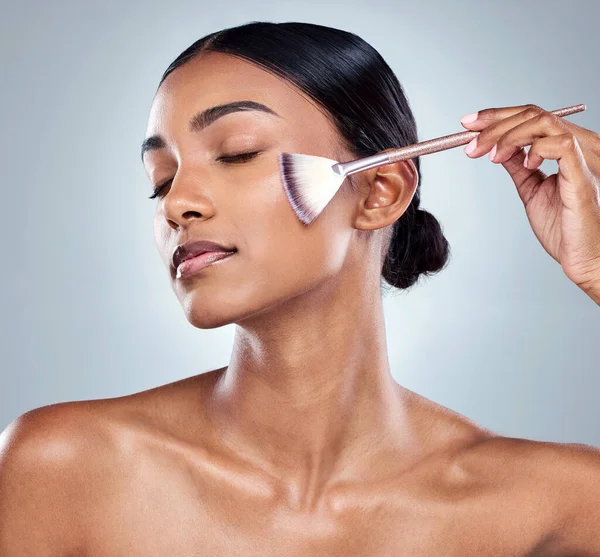 Blender Borstel Make Foundation Vrouw Met Cosmetica Natuurlijke Schoonheid Huidverzorging — Stockfoto