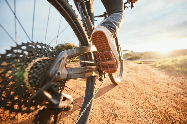 骑自行车和一个骑自行车的男人和一条土路去健身 晨练或冒险 在农村参加比赛 竞赛或锻炼的体育运动 脚和骑自行车的人 — 图库照片