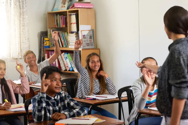 Frage Lehrer Und Hände Der Kinder Klassenzimmer Zur Beantwortung Unterricht — Stockfoto