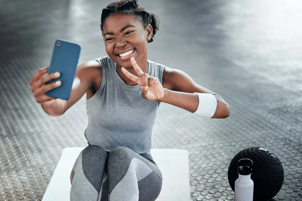 Mulher Negra Selfie Ginásio Paz Com Sorriso Chão Para Fitness — Fotografia de Stock