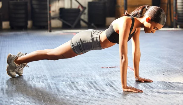 Фізичність Підштовхування Або Індійська Жінка Спортзалі Тренування Або Вправи Витривалості — стокове фото