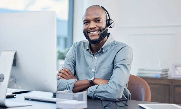 コールセンター ヘッドセット 顧客サービス Crmまたはテレマーケティングのためのコンピュータの黒人男性 アフリカ人の笑顔の肖像画 販売のためのコンサルタントまたはエージェント お問い合わせとサポートのためのヘルプデスク — ストック写真