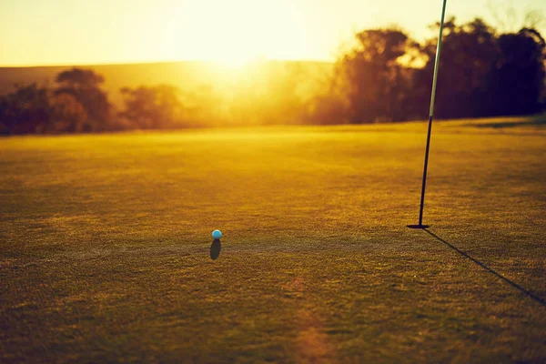 Golfe Por Ele Dispara Uma Bola Golfe Bandeira Campo Vazio — Fotografia de Stock