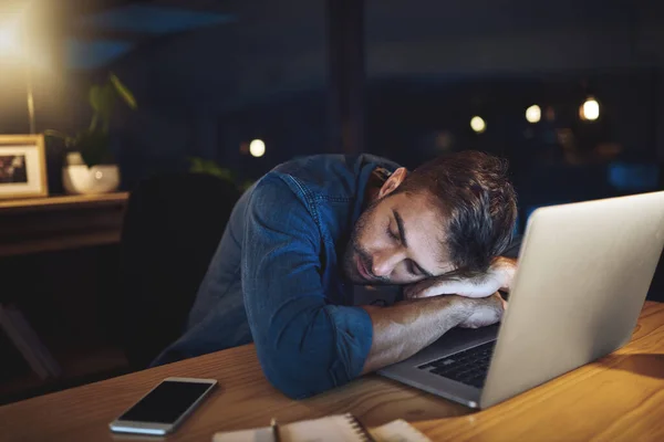 Estou Tão Exausta Belo Jovem Empresário Dormindo Sua Mesa Enquanto — Fotografia de Stock