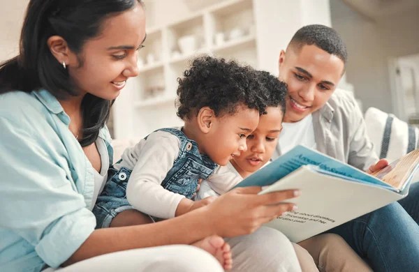 Jovem Família Feliz Crianças Lendo Sofá Para História Livro Aprendizagem — Fotografia de Stock