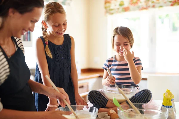 Mama Lacht Gelukkig Gezin Kinderen Bakken Keuken Met Broers Zussen — Stockfoto