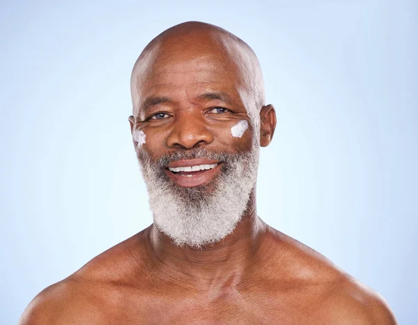 Cilt Bakımı Krema Gülümseme Stüdyoda Siyahi Bir Adamın Portresi Var — Stok fotoğraf