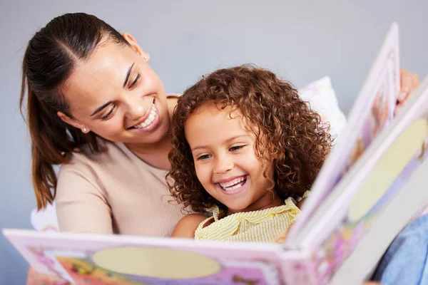Aprendizaje Libro Madre Con Hija Dormitorio Para Contar Cuentos Fantasía — Foto de Stock