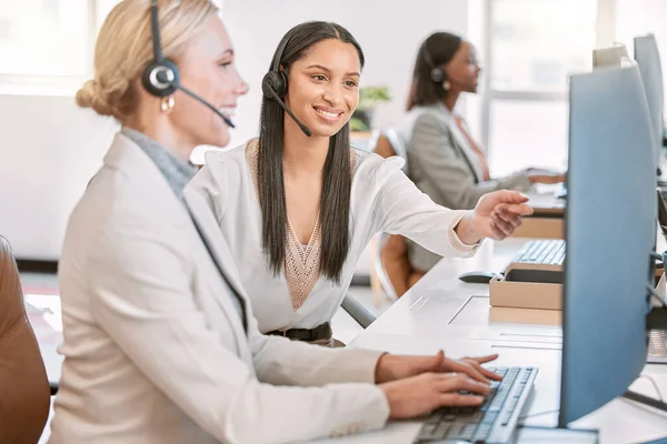 Call Center Training Vrouw Aan Balie Met Computer Manager Discussie — Stockfoto