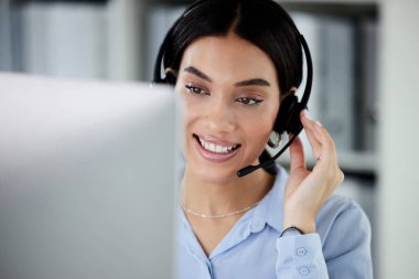 Müşteri hizmetleri, modern işyerindeki masasında kulaklığı ve bilgisayarı olan bir kadın. Çevrimiçi iletişim ya da crm, destek ya da tele pazarlama ve iş yerindeki kadın çağrı merkezi ajanı.