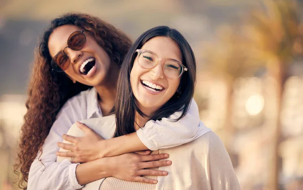 Retrato Lesbiana Pareja Aire Libre Abrazo Sonrisa Con Libertad Romance —  Fotos de Stock
