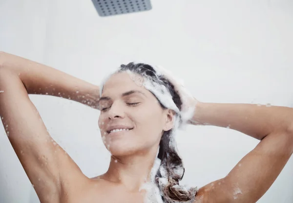 샤워용 여자가 미소를 화장실에서의 보살핌 위생을 머리를 몸치장 여자와 집안에서의 — 스톡 사진