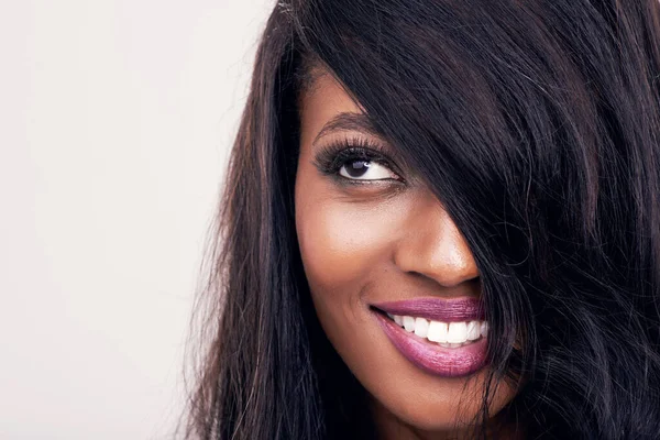Włosy Piękno Twarz Czarnej Kobiety Studio Makijażu Ludzkich Rozszerzeń Lub — Zdjęcie stockowe