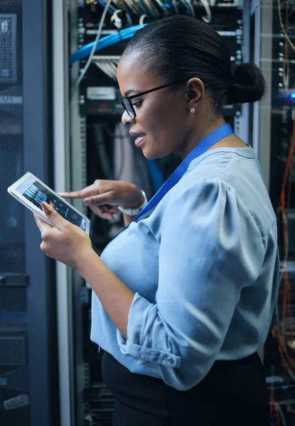 Woman Engineer Tablet Server Room Programming Cybersecurity Maintenance Black Female — Stock Photo, Image