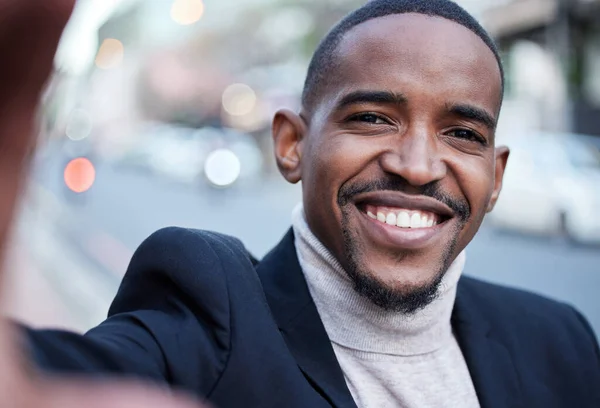 Hombre Negocios Africano Selfie Retrato Callejero Ciudad Con Sonrisa Feliz —  Fotos de Stock