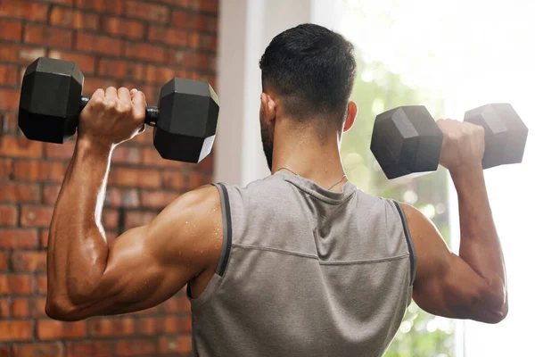 Levantamiento Pesas Músculo Hombre Con Mancuerna Gimnasio Para Ejercicio Entrenamiento —  Fotos de Stock