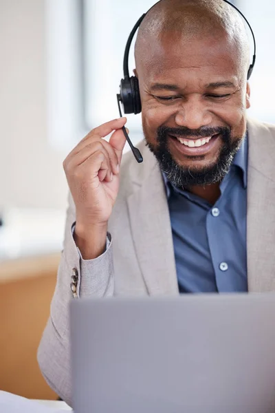 Lachen Call Center Zwarte Man Met Een Headset Laptop Voor — Stockfoto