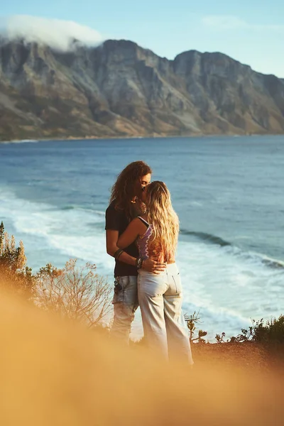 周围都是像你一样美丽的风景 一对深情的年轻夫妇站在一起 在海边的山坡上亲吻 — 图库照片