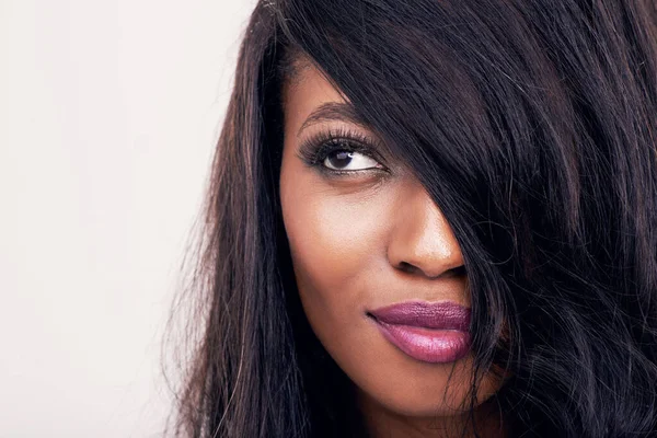 Piękno Włosy Twarz Czarnej Kobiety Studio Makijażu Ludzkich Rozszerzeń Lub — Zdjęcie stockowe