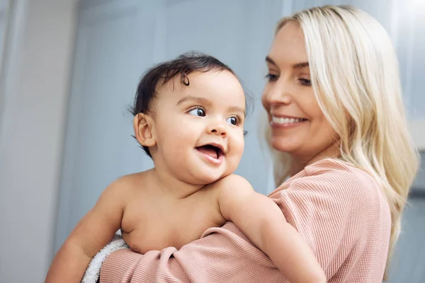 Amor Sorriso Mãe Segurando Com Seu Bebê Quarto Crianças Sua — Fotografia de Stock