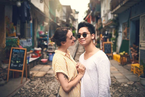 生命は私達を互いに導く ベトナムの街でロマンチックな瞬間を共有する若いカップルが — ストック写真