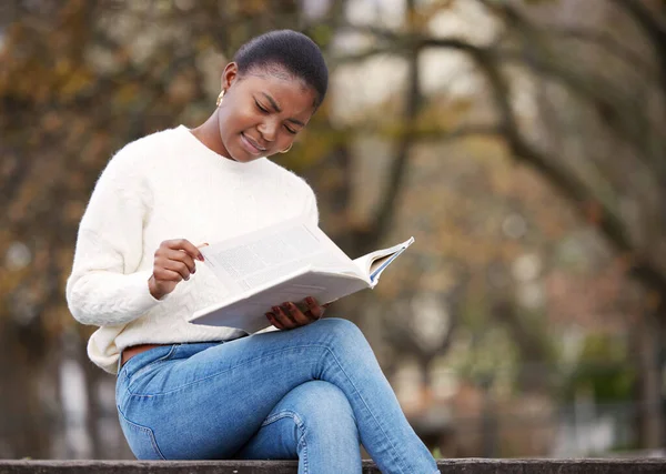 Mujer Lectura Cuaderno Aire Libre Universidad Para Conocimiento Investigación Escuela —  Fotos de Stock
