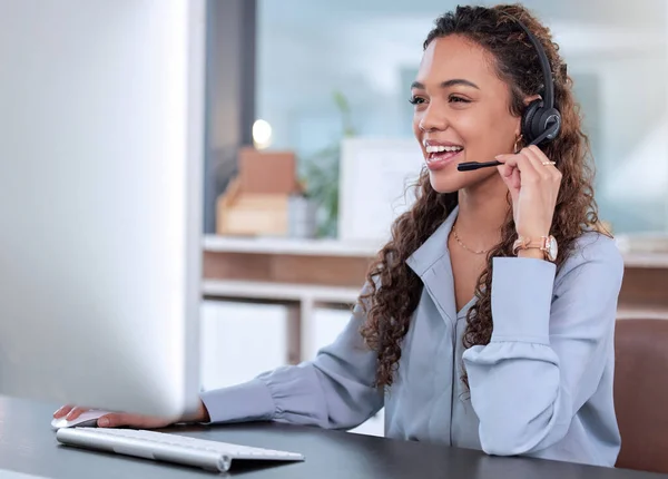 보조를 위하여 컴퓨터 여자에게 전화를 상담을 헤드셋을 사용하여 온라인에서 일하는 — 스톡 사진