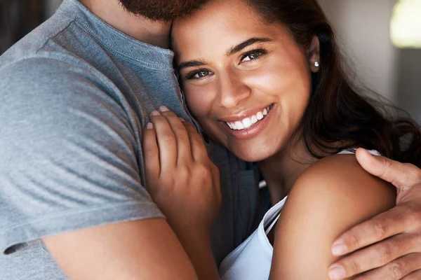 Kärlek Kvinnligt Ansikte Och Porträtt Lyckliga Par Kram För Relation — Stockfoto