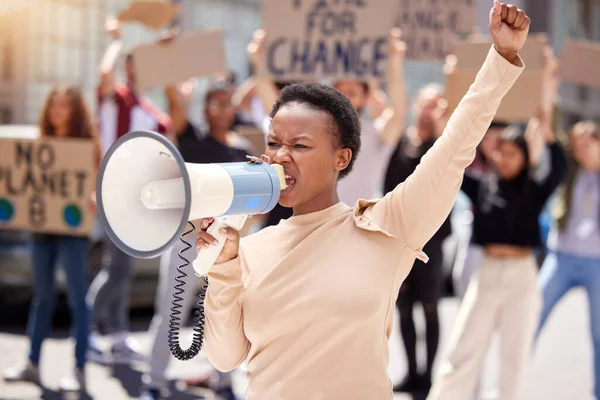 Справедливість Протест Чорна Жінка Мегафоном Групою Кричать Голосно Справедливість Через — стокове фото