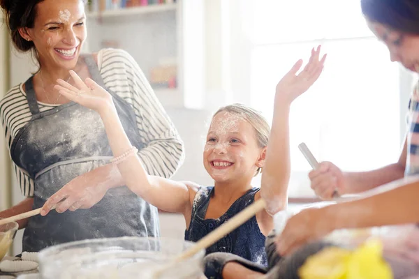 Familie Meisjes Moeder Bakken Keuken Opgewonden Van Liefde Kinderontwikkeling Hechting — Stockfoto