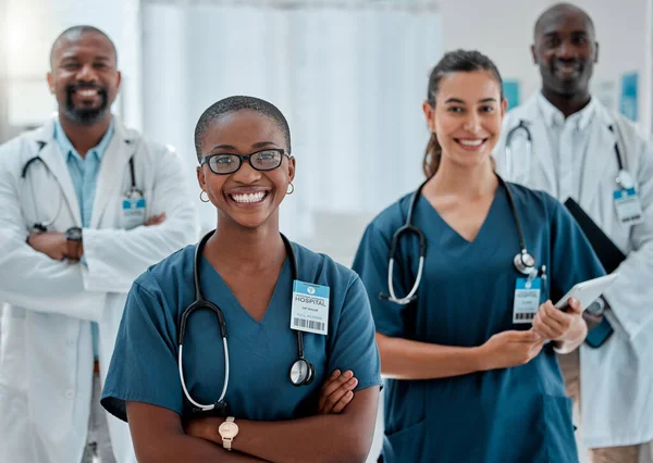 为寻求医疗帮助 保险和信任而交叉双臂的黑人妇女的团队合作 医生和肖像 医院小组和快乐的男女保健工作者提供服务 咨询和护理 — 图库照片