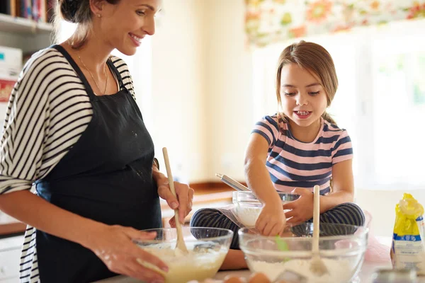 Moeder Koken Meisje Kind Bakken Keuken Als Een Gelukkig Gezin — Stockfoto