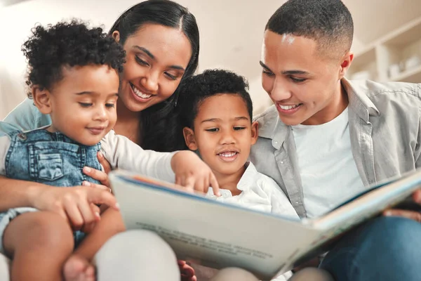 Jovem Família Feliz Crianças Lendo Sofá Para História Livro Aprendizagem — Fotografia de Stock