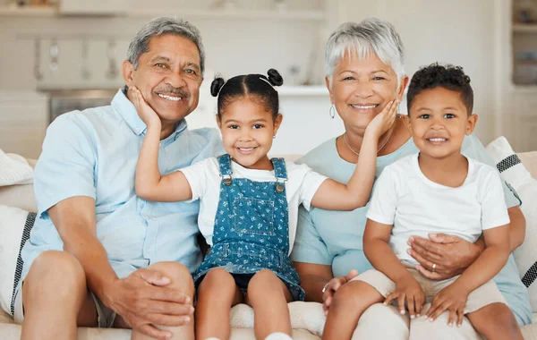 祖父母 孫たちは 自宅で肖像画 幸福と絆で笑顔 高齢者や子供との愛 信頼リビングルームで 関係と家で幸せ — ストック写真