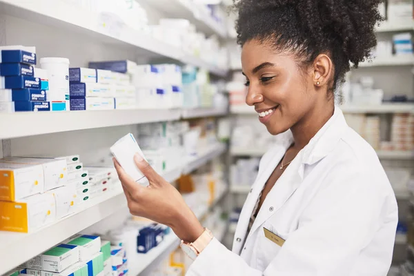 Nincsenek Mellékhatásoktökéletes Gyógyszerész Aki Egy Gyógyszertárban Olvassa Egy Termék Címkéjét — Stock Fotó