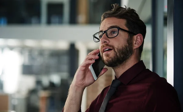 Können Sie Reden Ein Junger Geschäftsmann Mit Einem Mobiltelefon Einem — Stockfoto