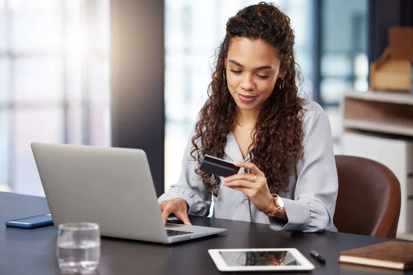 Πιστωτική Κάρτα Ηλεκτρονικά Ψώνια Businesswoman Πληκτρολογώντας Στο Laptop Για Την — Φωτογραφία Αρχείου