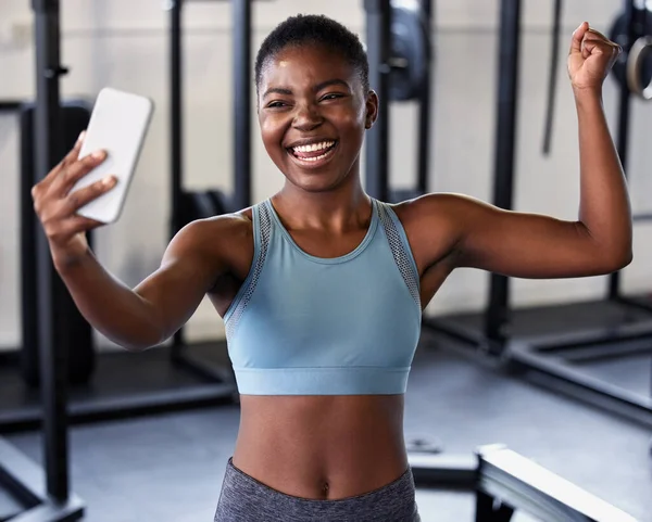 Spor Salonu Esneme Mutlu Kız Spor Yaparken Selfie Çekiyor Spor — Stok fotoğraf
