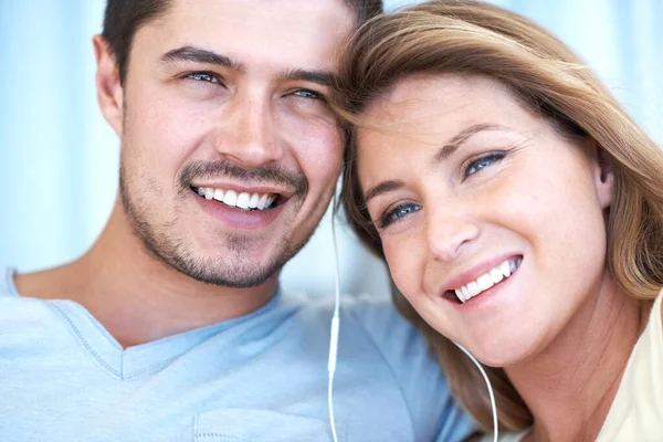 Partilhar Amor Pela Música Casal Jovem Atraente Ouvindo Música Juntos — Fotografia de Stock