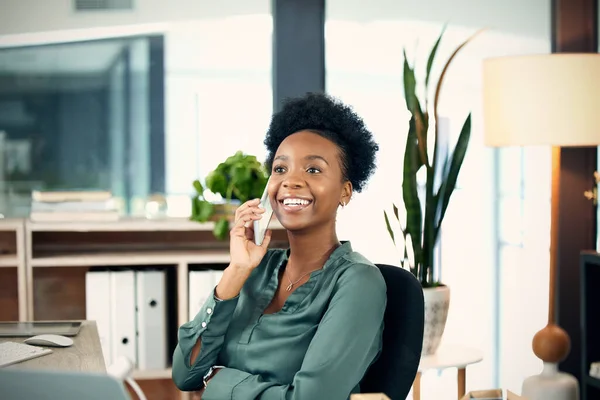Telefon Görüşmesi Siyahi Kadın Konuşması Temasla Gülümseme Sohbet Akıllı Telefon — Stok fotoğraf