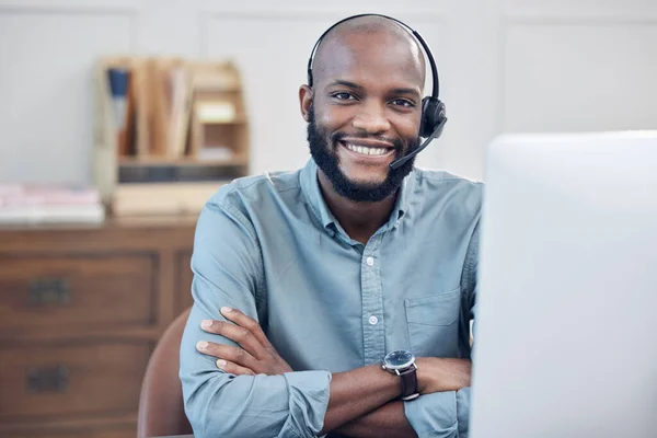 Hombre Negro Centro Llamadas Brazos Cruzados Retrato Sonrisa Computadora Trabajo —  Fotos de Stock