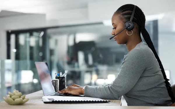 Siyahi Kadın Dizüstü Bilgisayar Çağrı Merkezi Müşteri Hizmetleri Tele Pazarlama — Stok fotoğraf