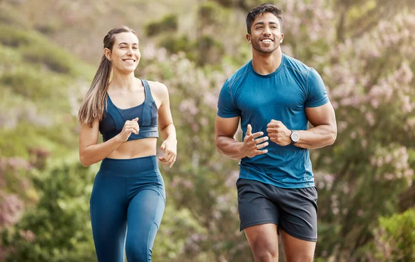 Löpning Mountain Trail Och Några Vänner Utbildning För Sport Och — Stockfoto