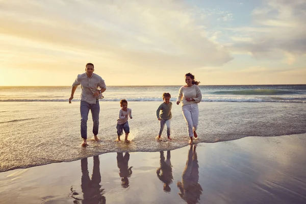 Strand Sonnenuntergang Und Eltern Spielen Mit Kindern Den Ferien Sommerferien — Stockfoto