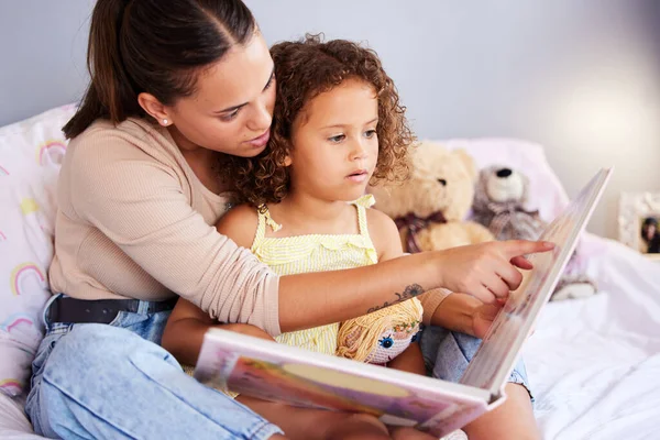 Cuentacuentos Libro Madre Con Hija Dormitorio Para Enseñar Fantasía Creatividad — Foto de Stock