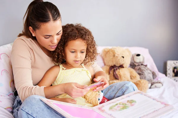 Lectura Libro Cuentacuentos Con Madre Con Hija Dormitorio Para Cuento —  Fotos de Stock